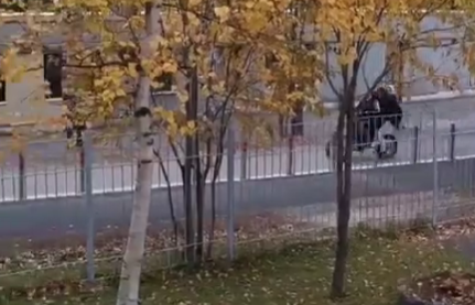 Юный водитель питбайка катал пассажиров у детского сада в Костомукше