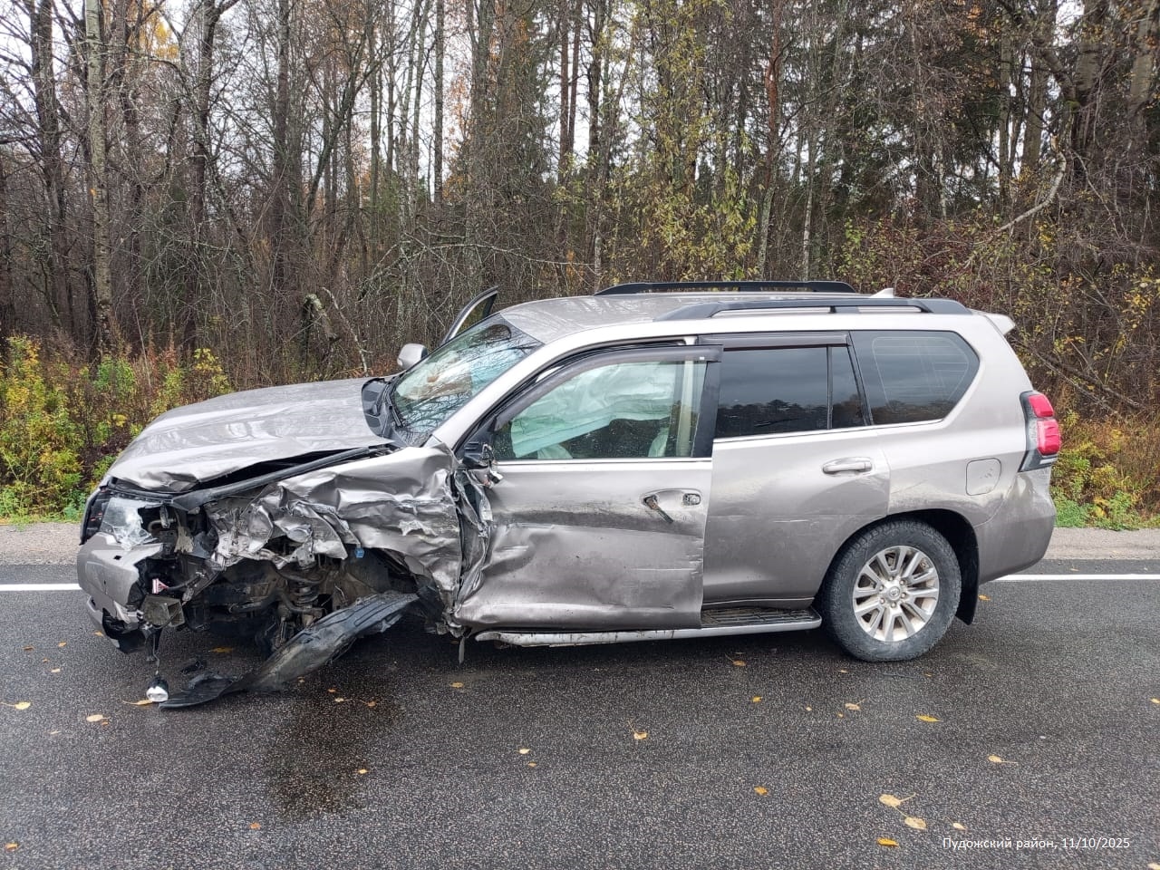 Иномарка столкнула с дороги кроссовер на крутом повороте в Пудожском районе
