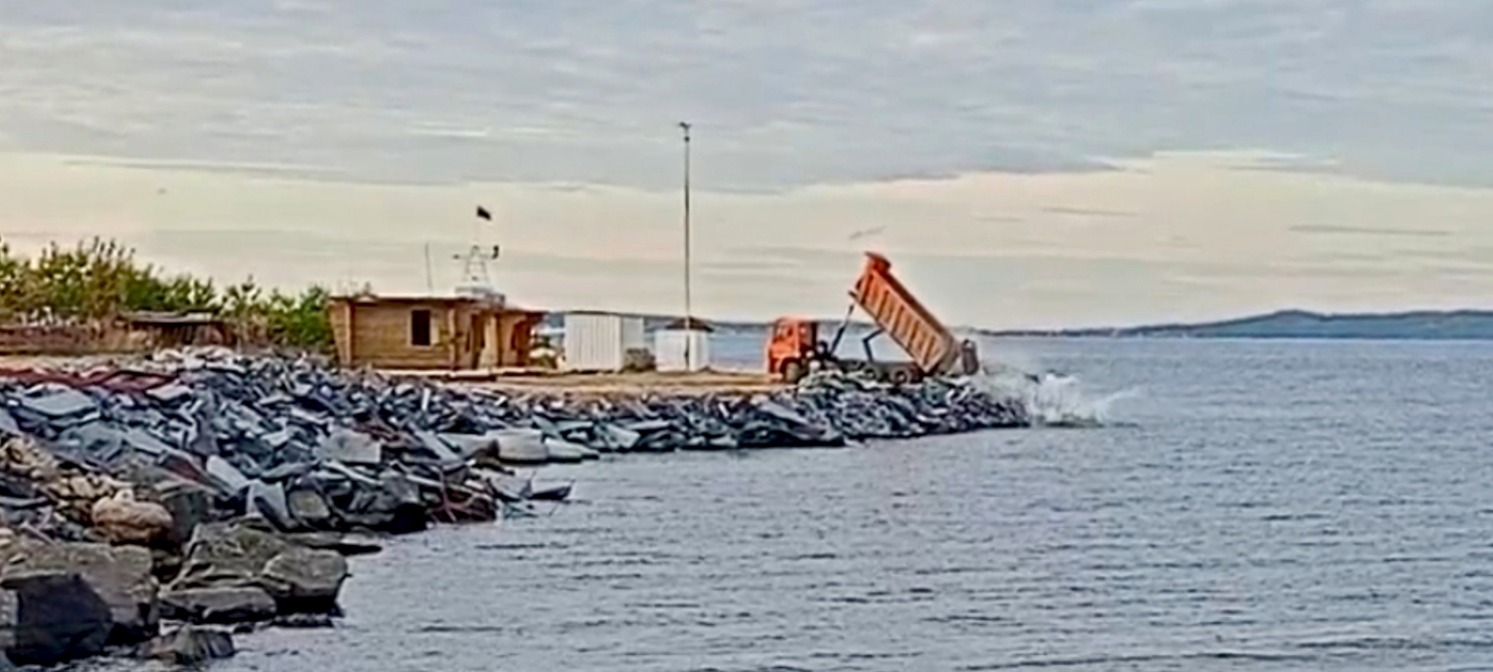 Отходы камнеобработки хоронят в Онежском озере