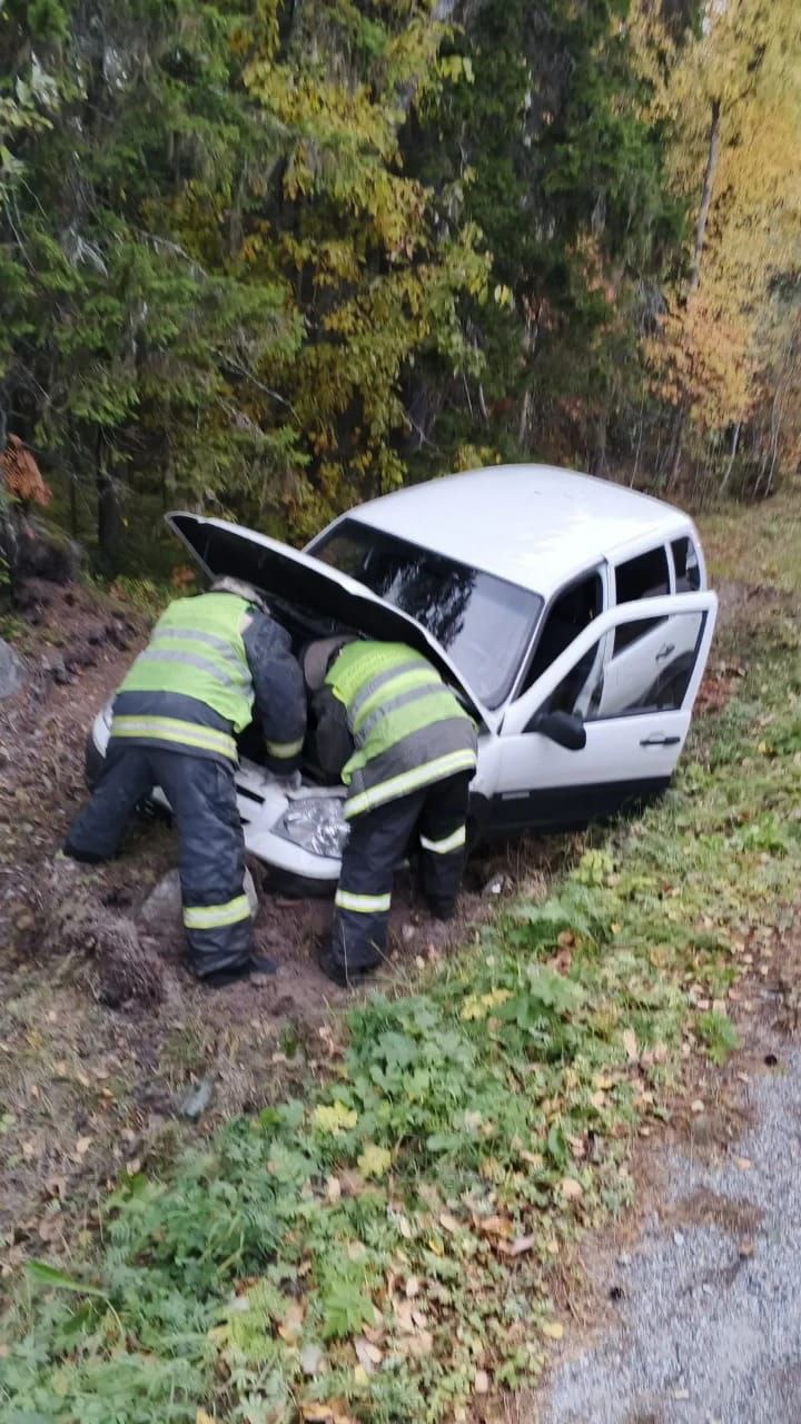 Пострадавшего госпитализировали: внедорожник жестко улетел в кювет в Медвежьегорском районе