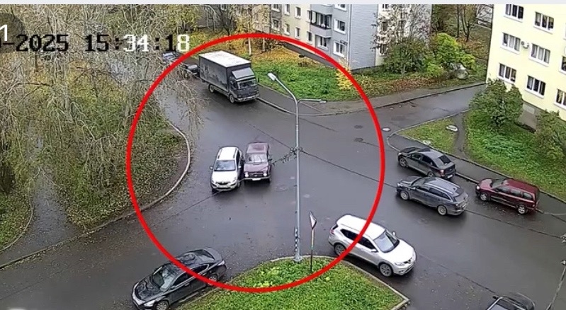 Два автомобиля не поделили дорогу в Петрозаводске Два автомобиля не поделили дорогу в Петрозаводске