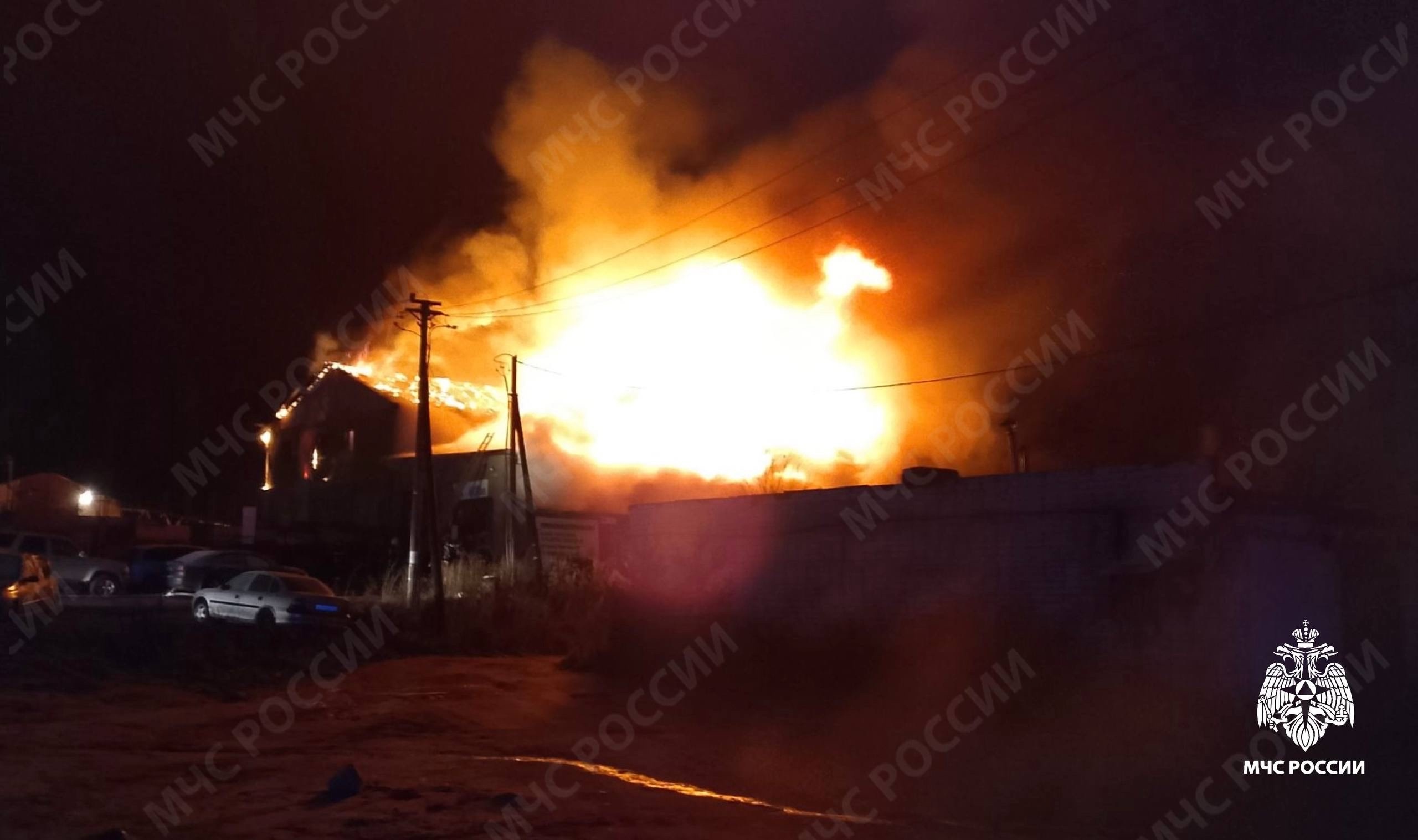 Гаражи сгорели в крупном районе Петрозаводска — около трех десятков пожарных боролись с огнем