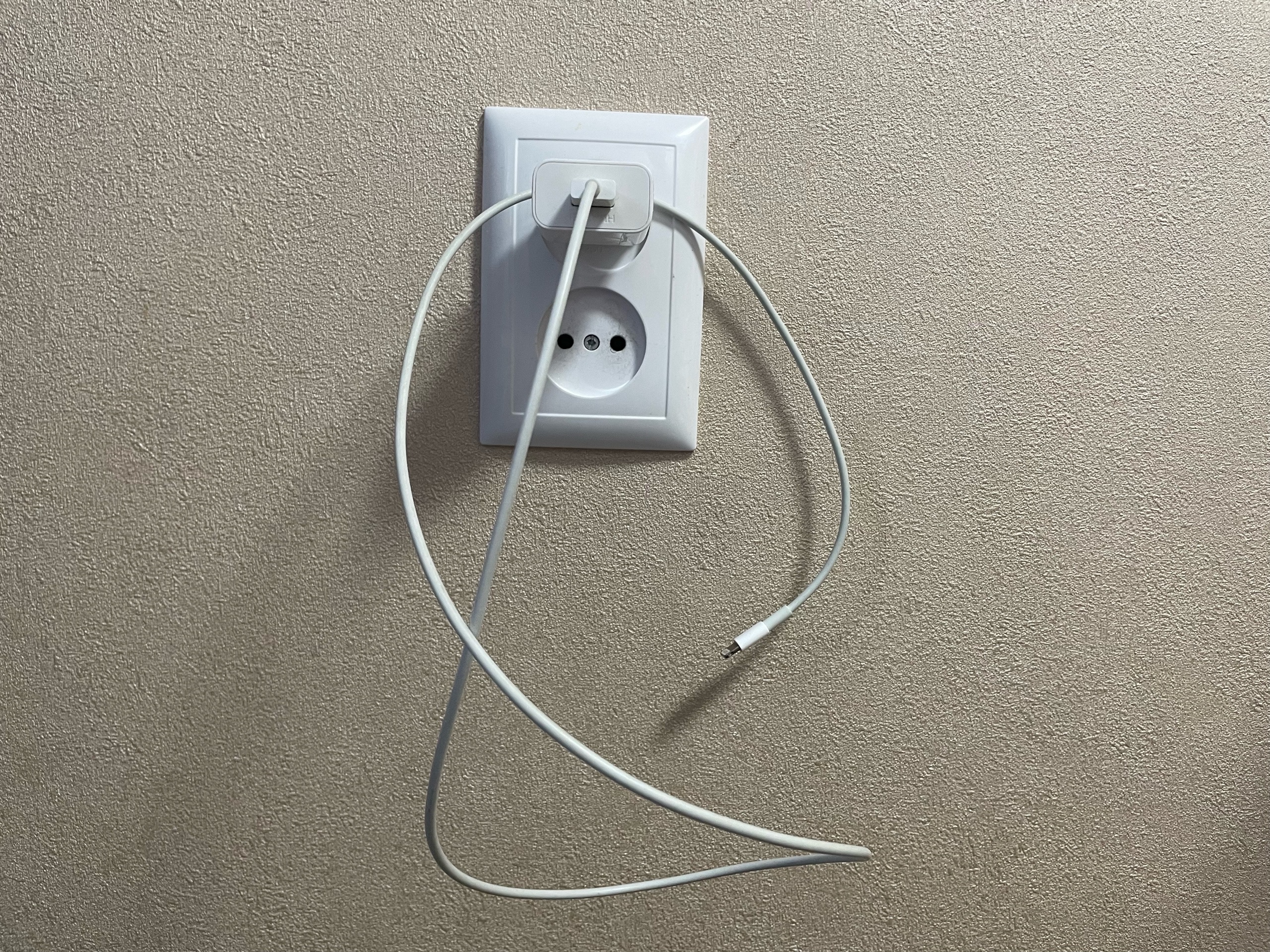 Телефон на зарядке убил российского школьника