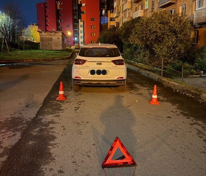 Женщину сбили во дворе жилого дома в Петрозаводске Женщину сбили во дворе жилого дома в Петрозаводске