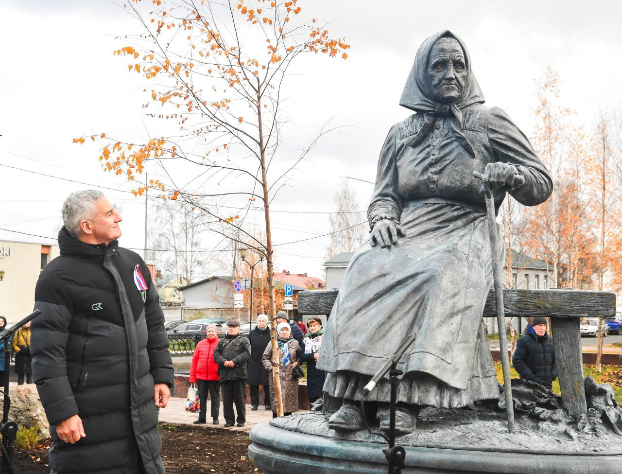 В День народного единства Артур Парфенчиков открыл памятник выдающейся заонежской сказительнице Ирине Федосовой