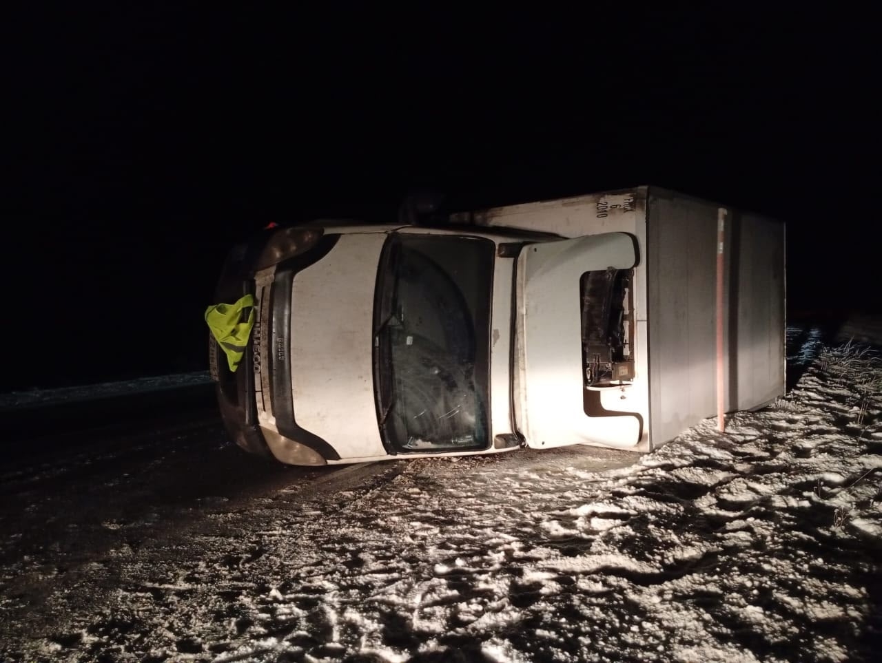 Фургон лег набок на трассе «Кола»