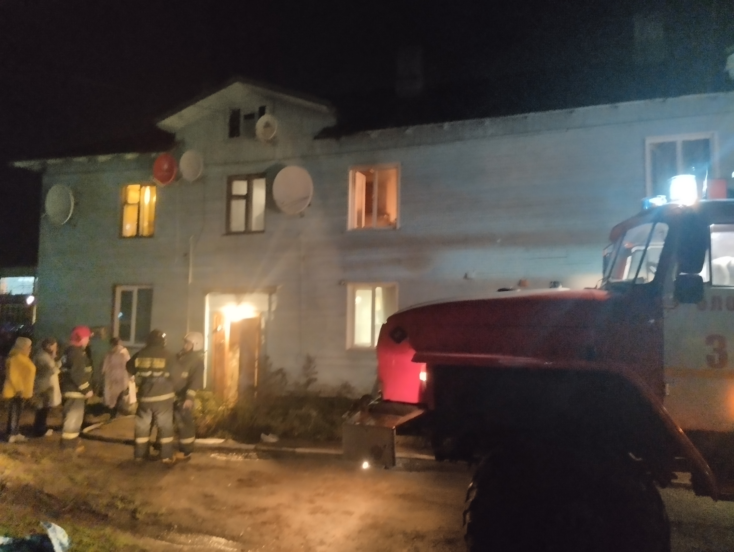 Человека спасли из горящей квартиры в Олонце