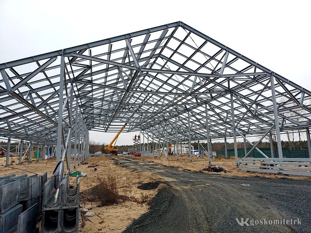 Госкомжилнадзор проверил ход строительства роботизированной фермы под Пряжей