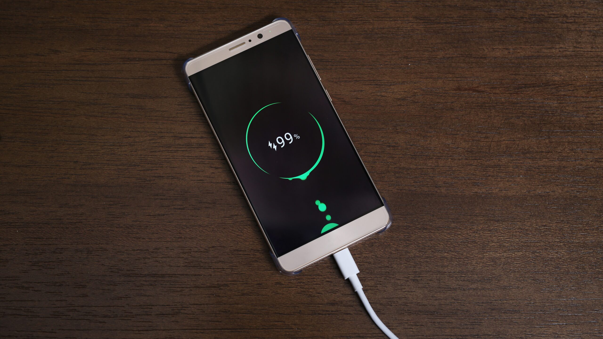 Эксперт предупредил: оставленная в розетке зарядка может сжечь квартиру