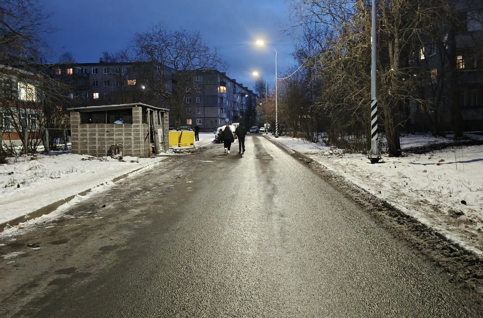 Дети идут в школу по проезжей части - на улице Антонова нет тротуара