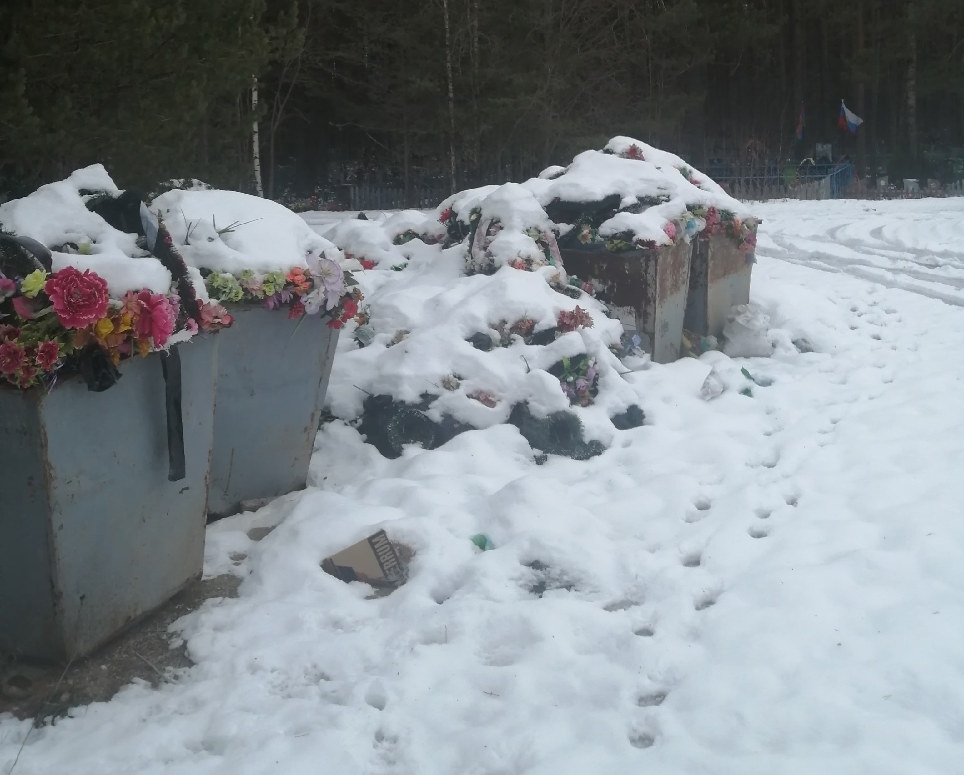 Житель Пудожа призывает мэрию убрать свалку у памятника погибшему воину