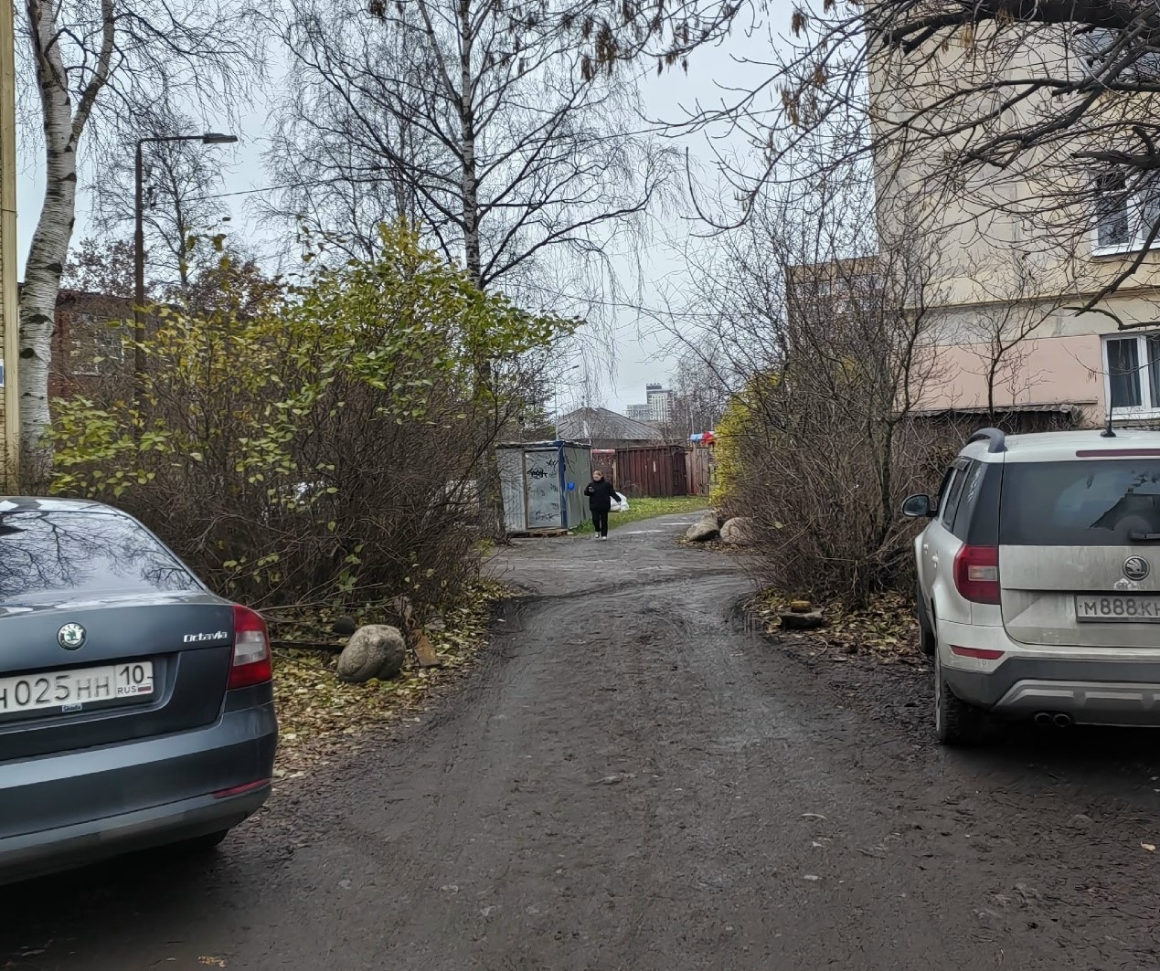 Петрозаводские водители превратили двор в скоростную трассу