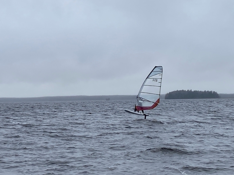 В Петрозаводске установили рекорд позднего виндсерфинга