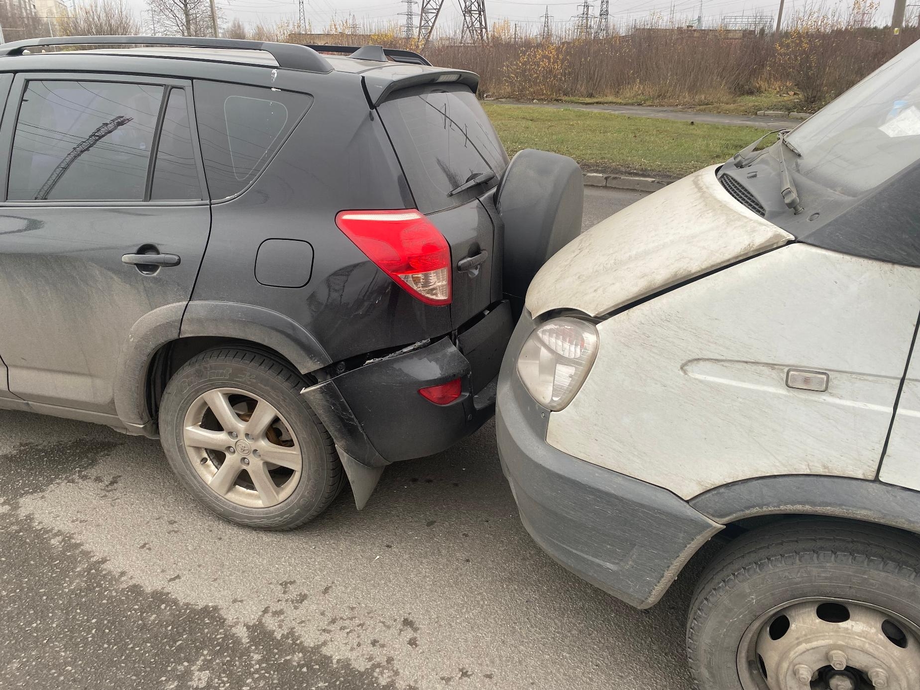 23-летний водитель врезался в стоящий автомобиль