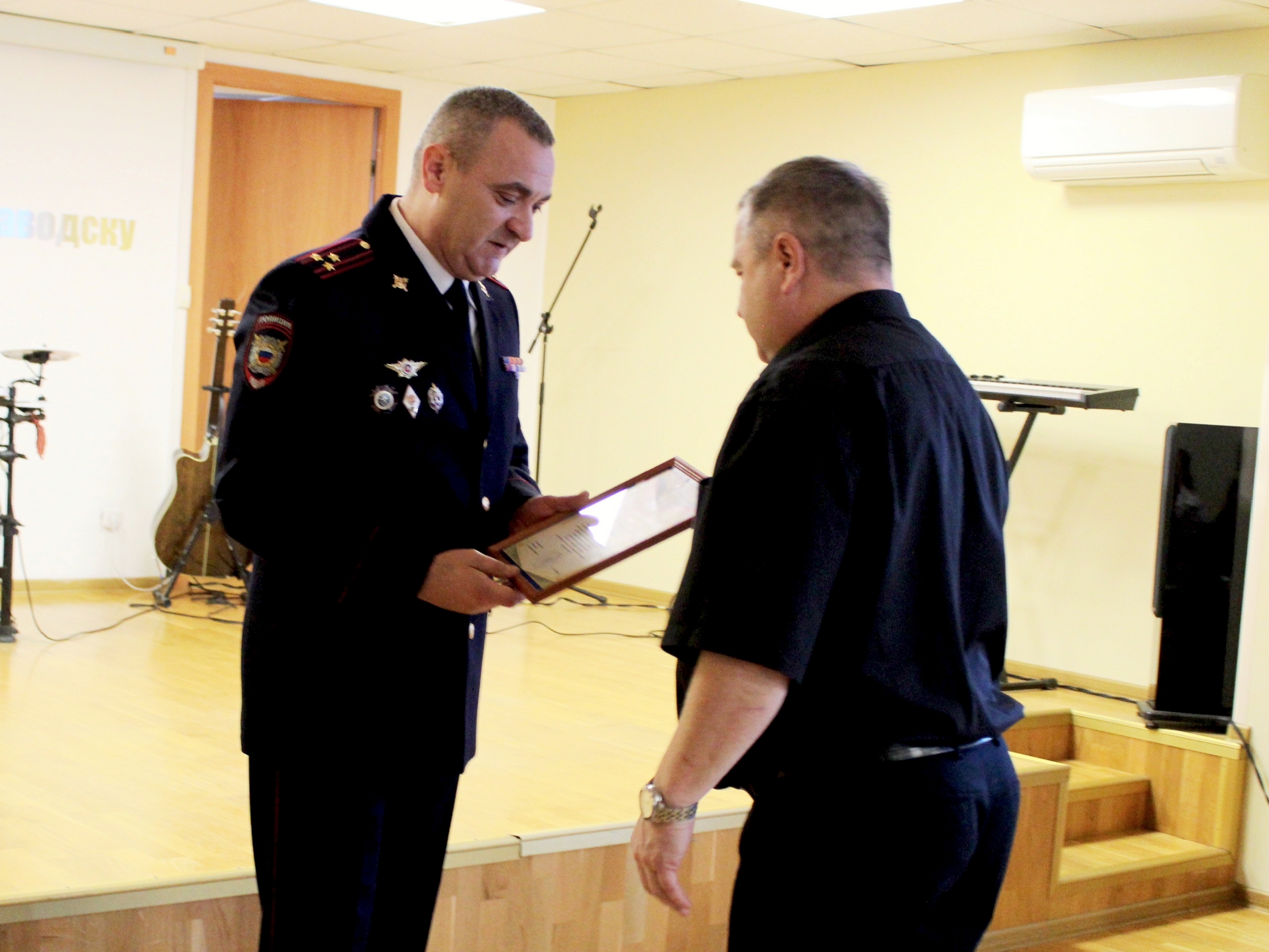 Бдительность таксиста помогла вернуть 300 тысяч рублей жертве телефонных аферистов