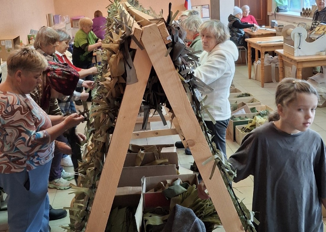 Пряжинские пенсионеры плетут маскировочные сети для бойцов СВО