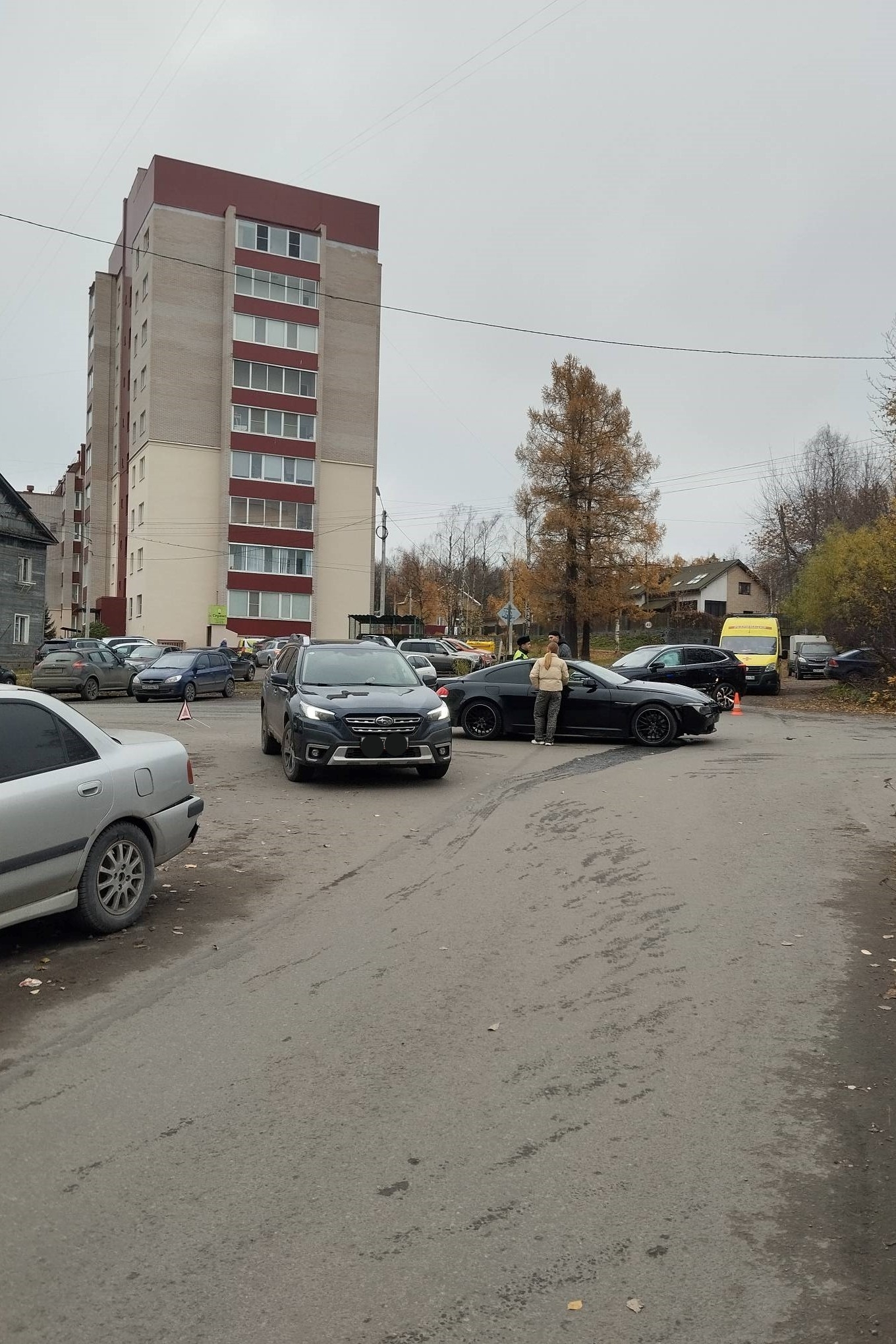 Иномарки не поделили перекресток на Перевалке в Петрозаводске Иномарки не поделили перекресток на Перевалке в Петрозаводске