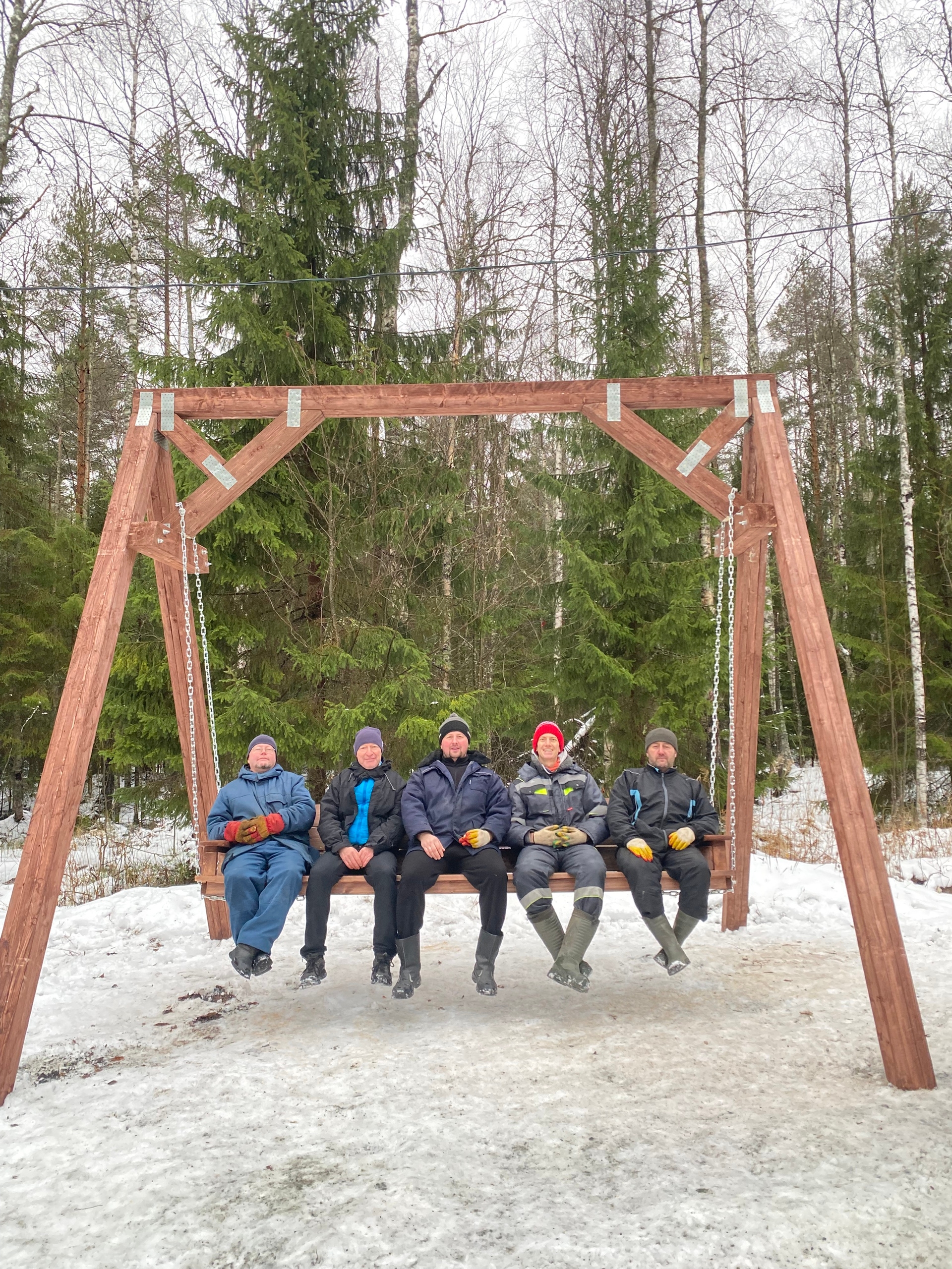 На трассе Фонтаны установили семейную качель
