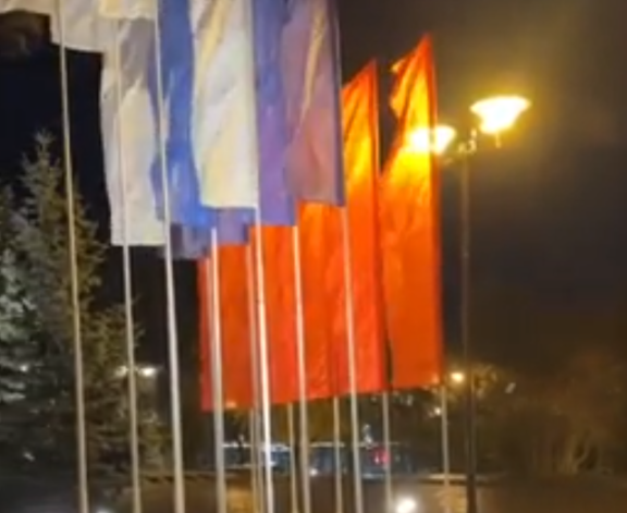 Десять парковых опор и двадцать прожекторов освещают мемориал в Петрозаводске