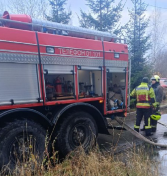 Из горящего дома в Мелиоративном эвакуировали 13 человек включая ребенка и двоих животных