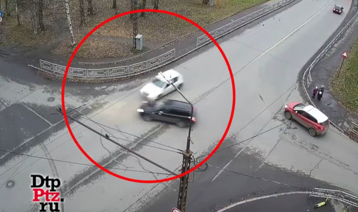 Столкновение двух автомобилей зафиксировала камера в Петрозаводске