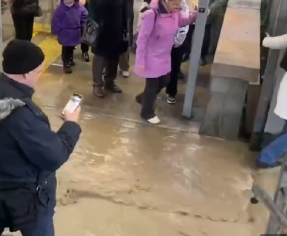 Метро в Питере затопило водой