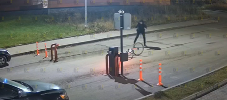 Велосипедист снес шлагбаум в центре Петрозаводска