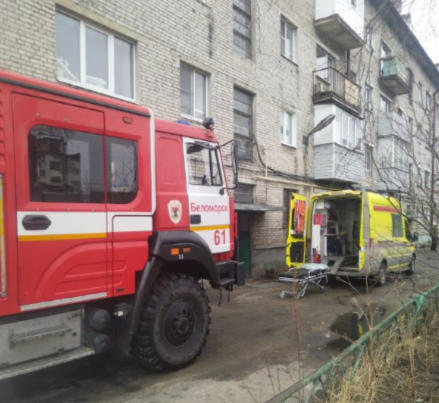 В Беломорске мужчина погиб, застряв в перилах подъезда