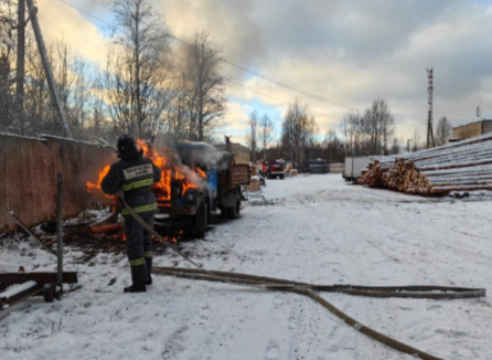 Два расчёта на выезде тушили горящий ГАЗ в Вилге