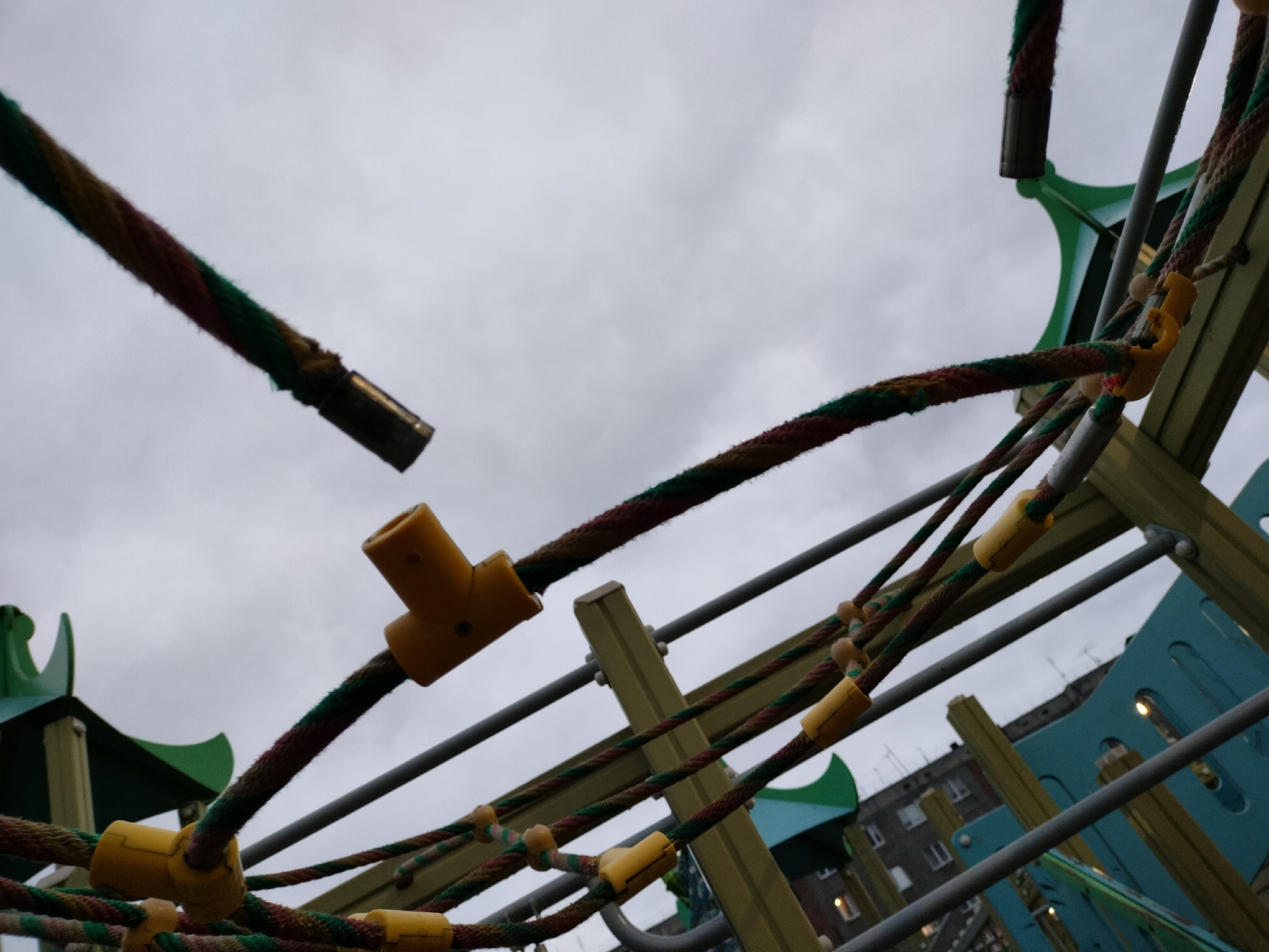 Опасные повреждения на детской площадке обнаружили в Новой Вилге