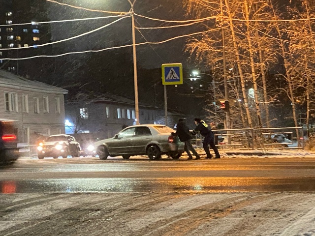 Автоинспекторы помогли водителю и восстановили проезд в центре Петрозаводска