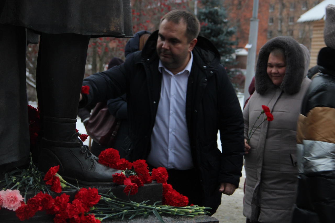 Павел Петров принял участие в возложении цветов к памятнику