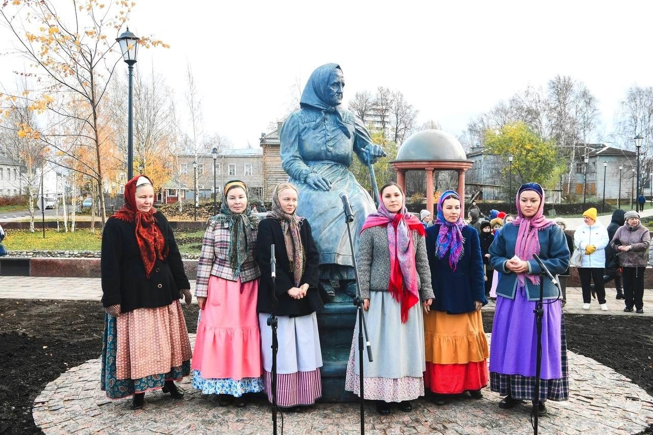 Монумент Ирине Федосовой установили в Иссерсоновском сквере