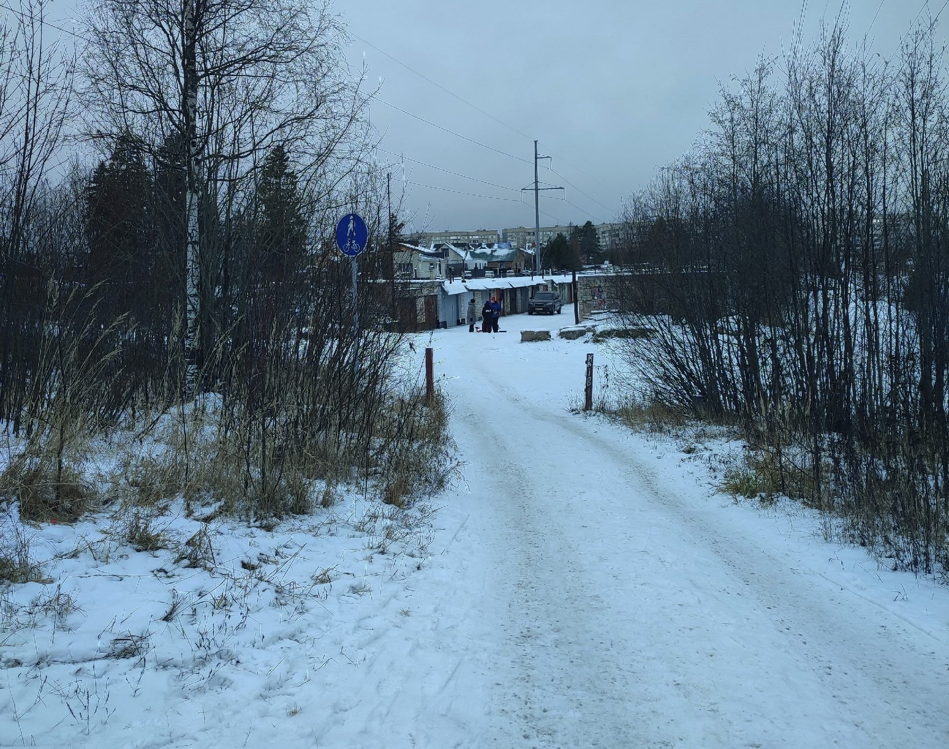 Водители Петрозаводска проложили незаконный проезд через велопешеходную дорожку