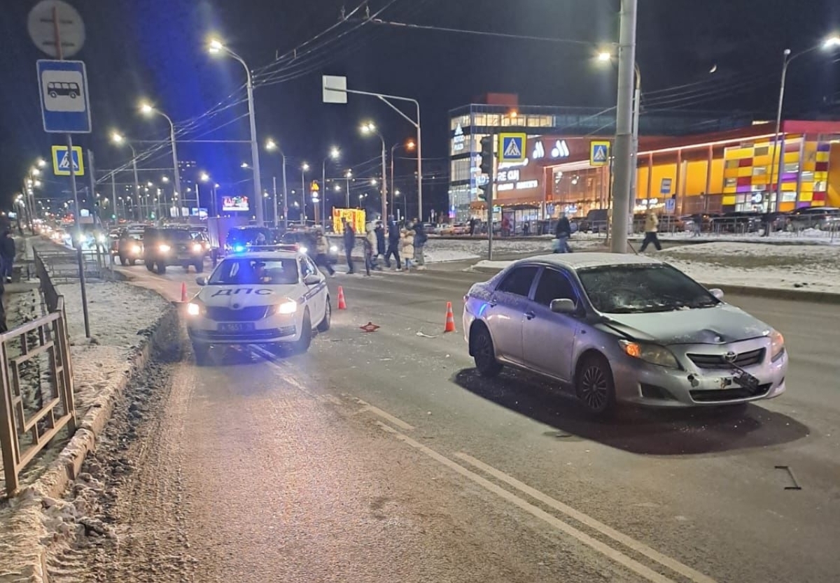 Ребенок, которого подбросило вверх после ДТП, в больнице: пешеход перебегал дорогу на красный свет в Петрозаводске