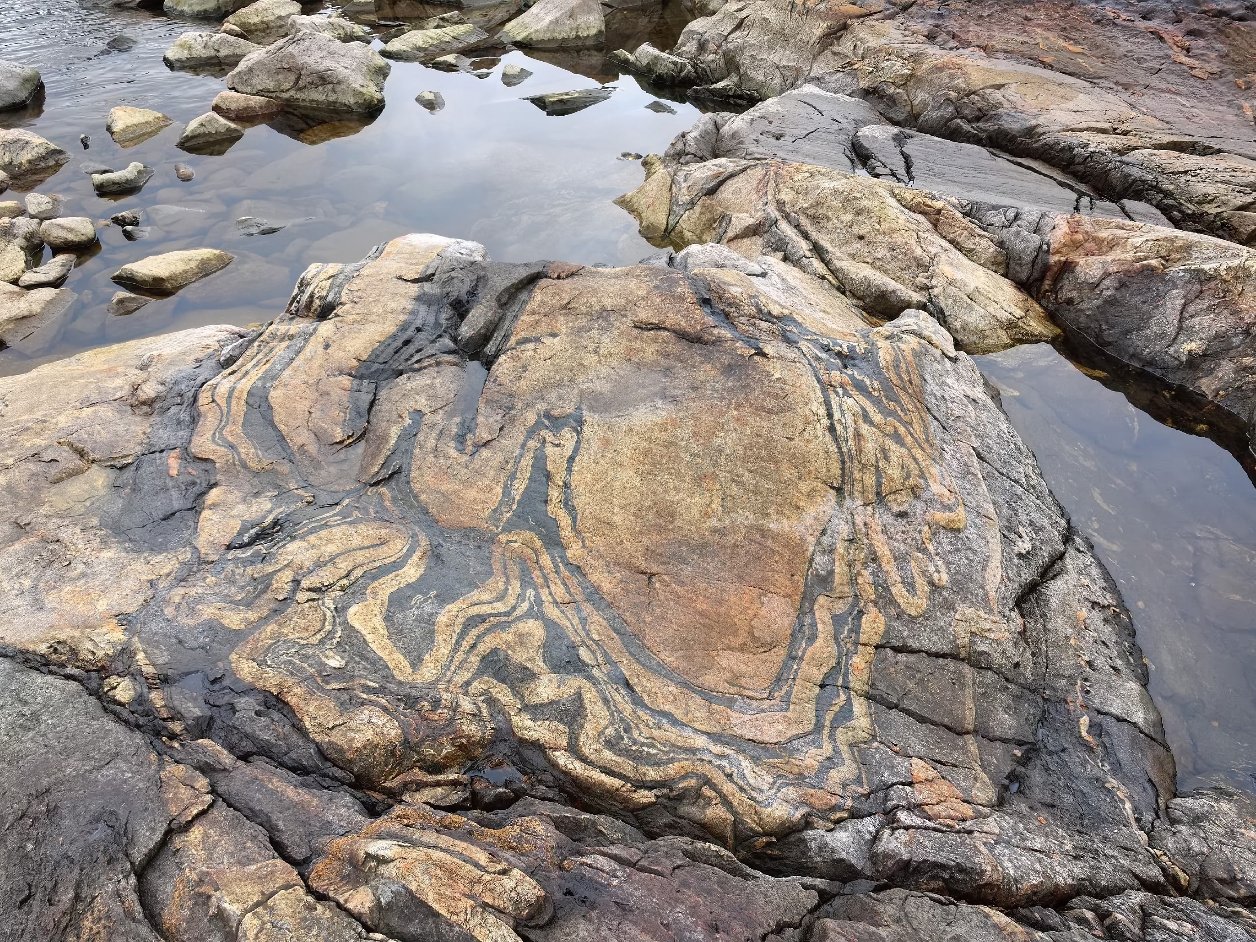 Природный феномен Карелии не перестаёт восхищать своим жилами в скалах