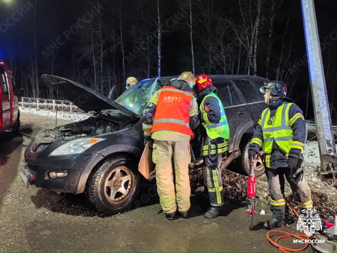 Человек пострадал рано утром в протаранившей препятствие легковушке на шоссе Петрозаводска