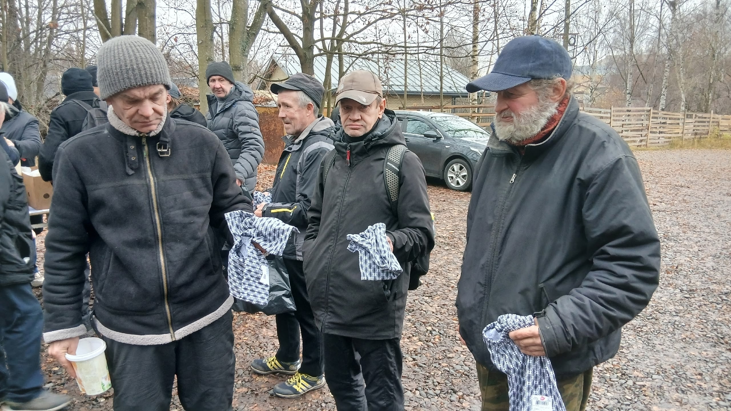 Петрозаводчан просят помочь с одеждой для бездомных