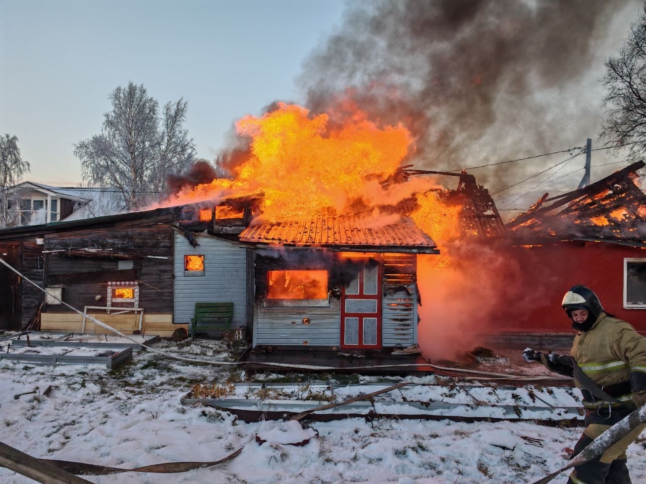 Жилой дом площадью 100 квадратных метров сгорел утром в Кеми