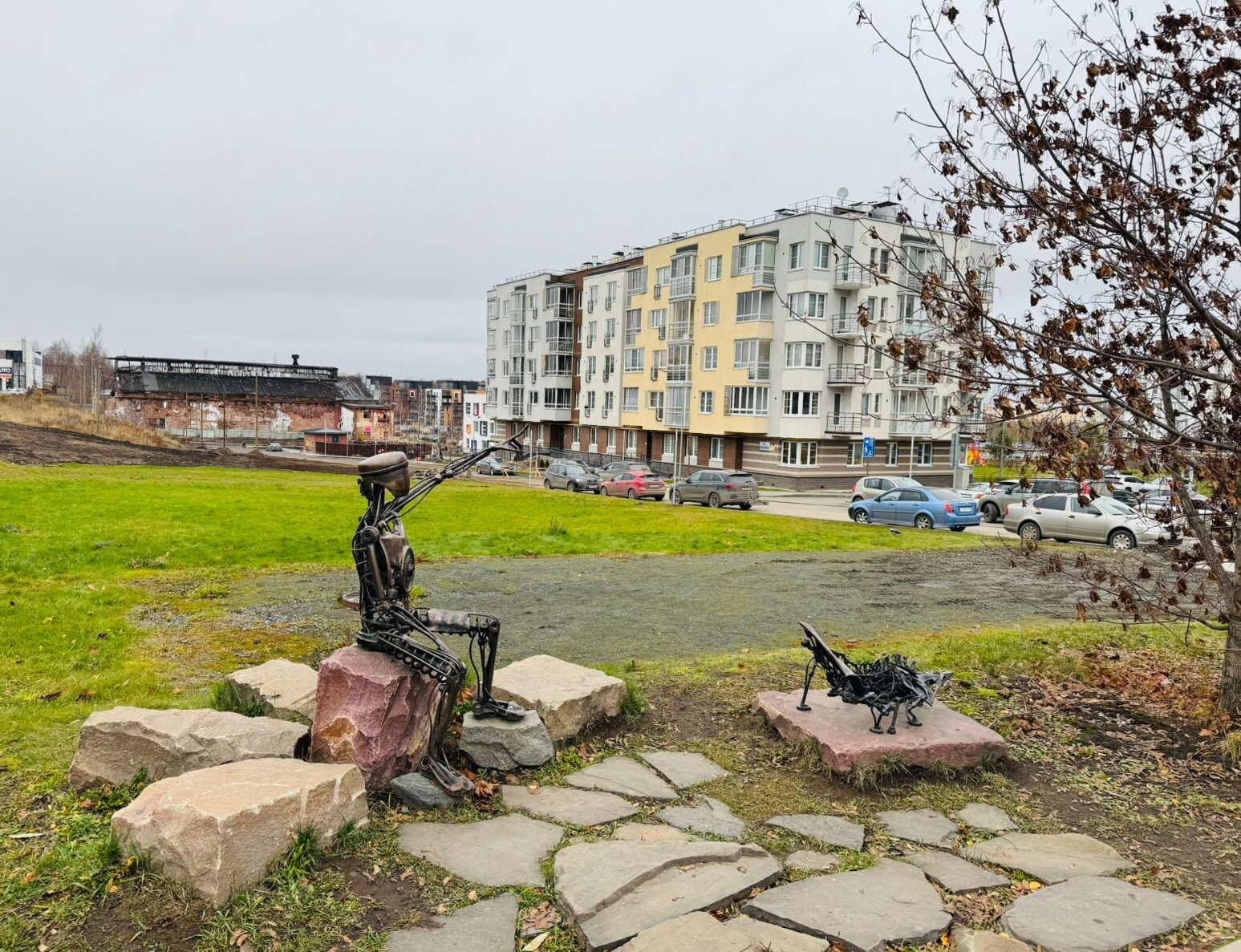 Жильцы дома в центре Петрозаводска посчитали, что шлагбаум снесли специально