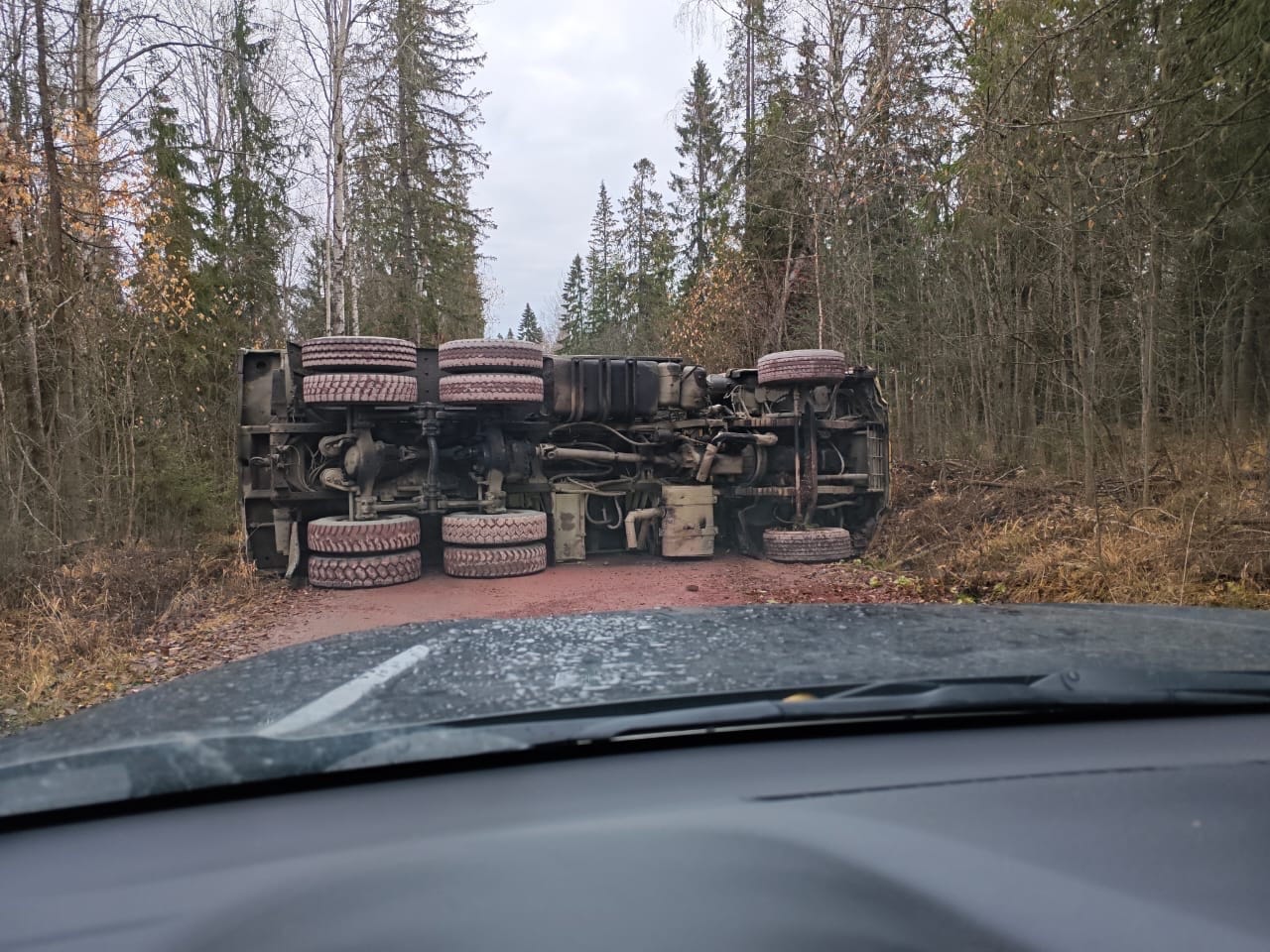 Стали известны подробности аварии с перевернутым КАМАЗом в Прионежском районе