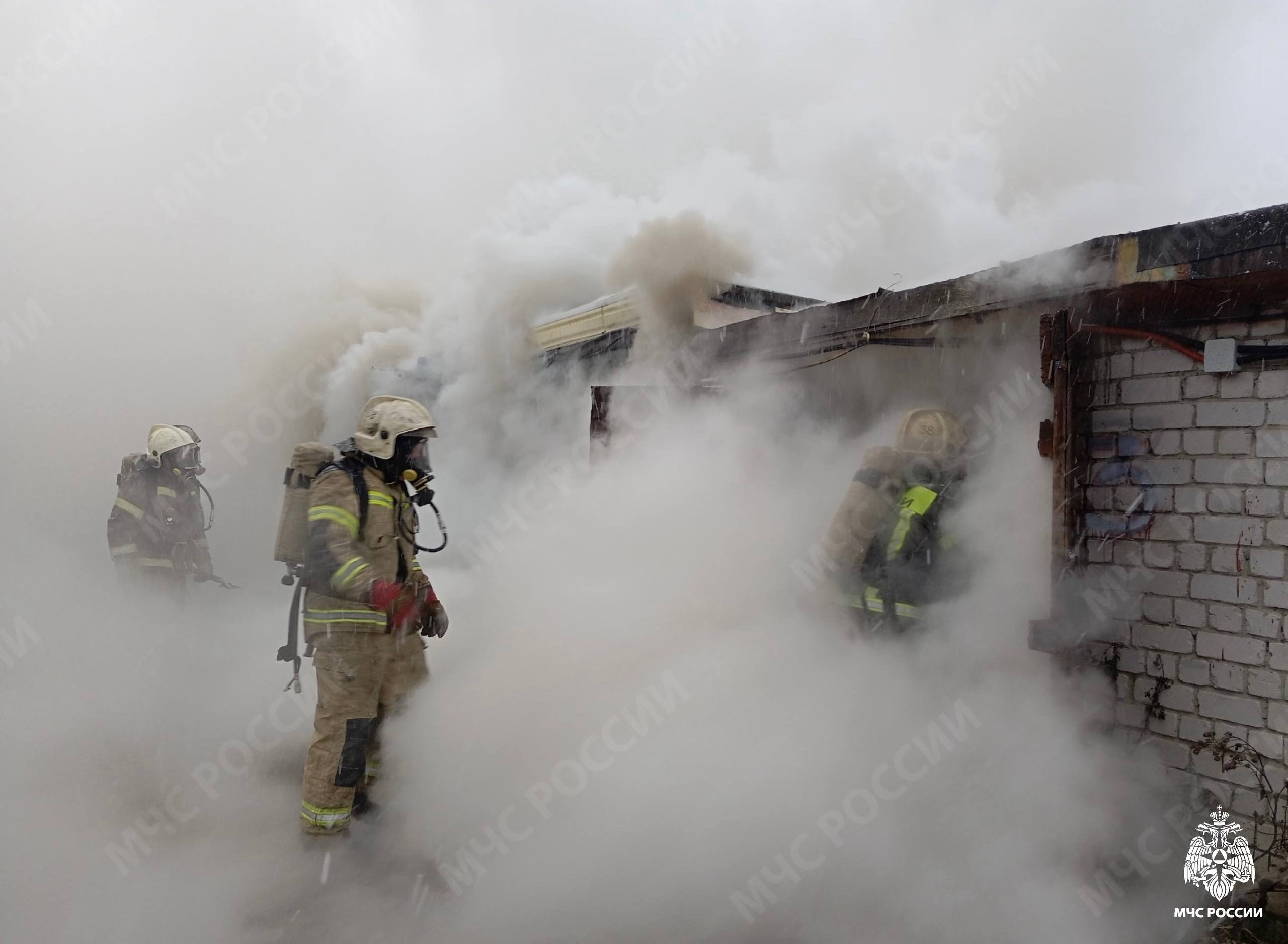 Три гаража и авто сгорели среди бела дня в Сортавале