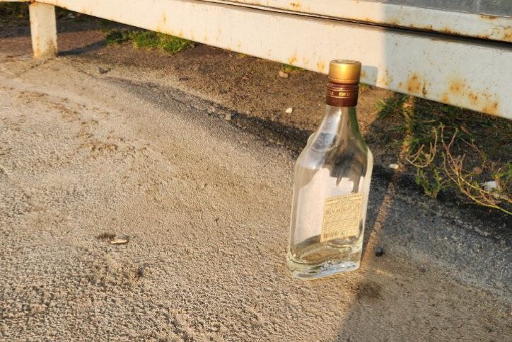 Шустрый рецидивист с тремя бутылками спиртного удрал от продавца в Петрозаводске