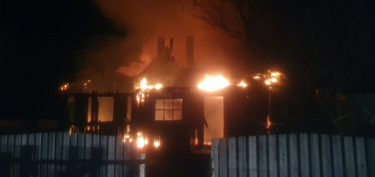 С сильными ожогами человека увезли в больницу с ночного пожара в Медвежьегорском районе