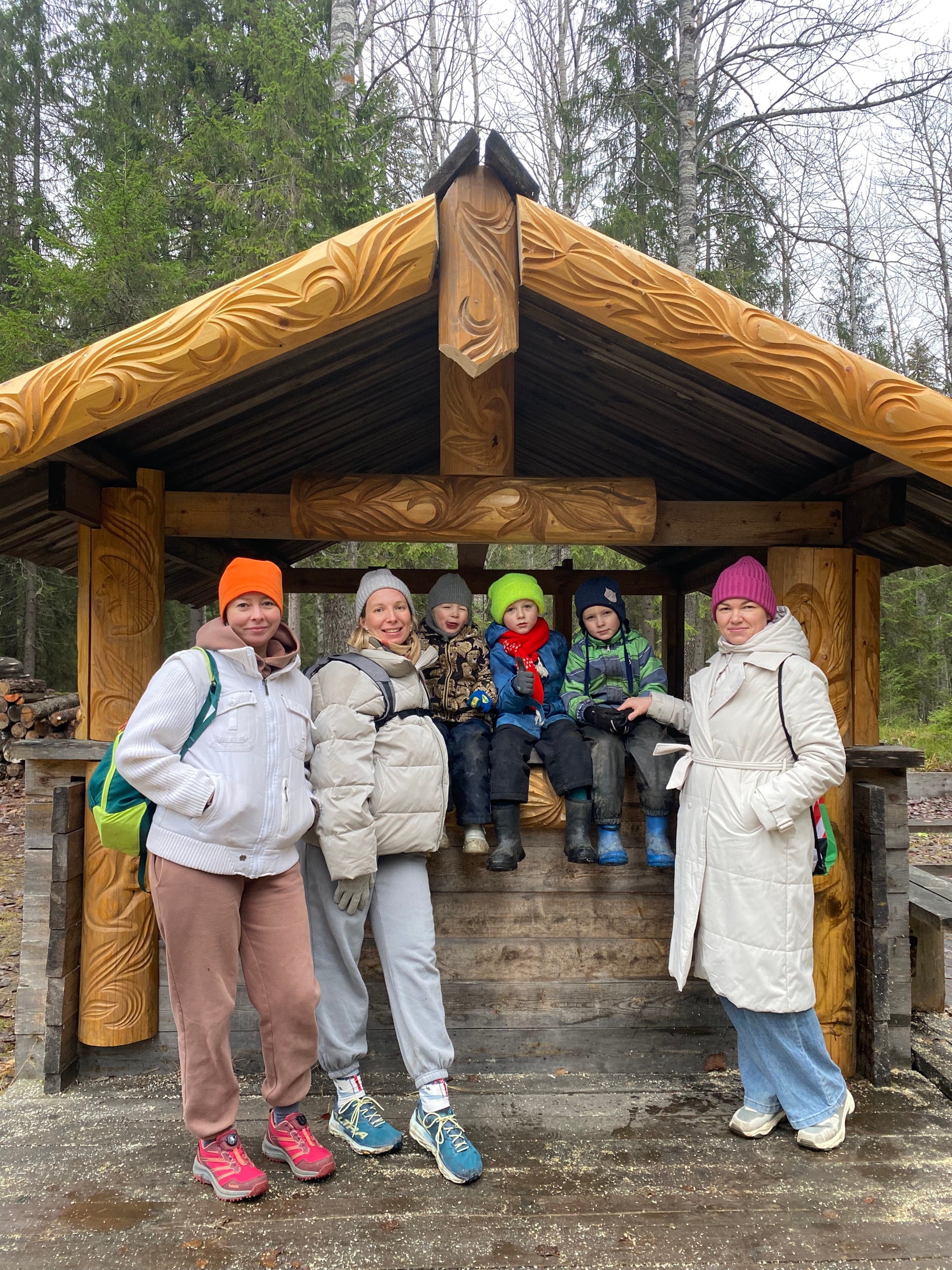 Вырезанные на дереве животные появились на трассе «Фонтаны»