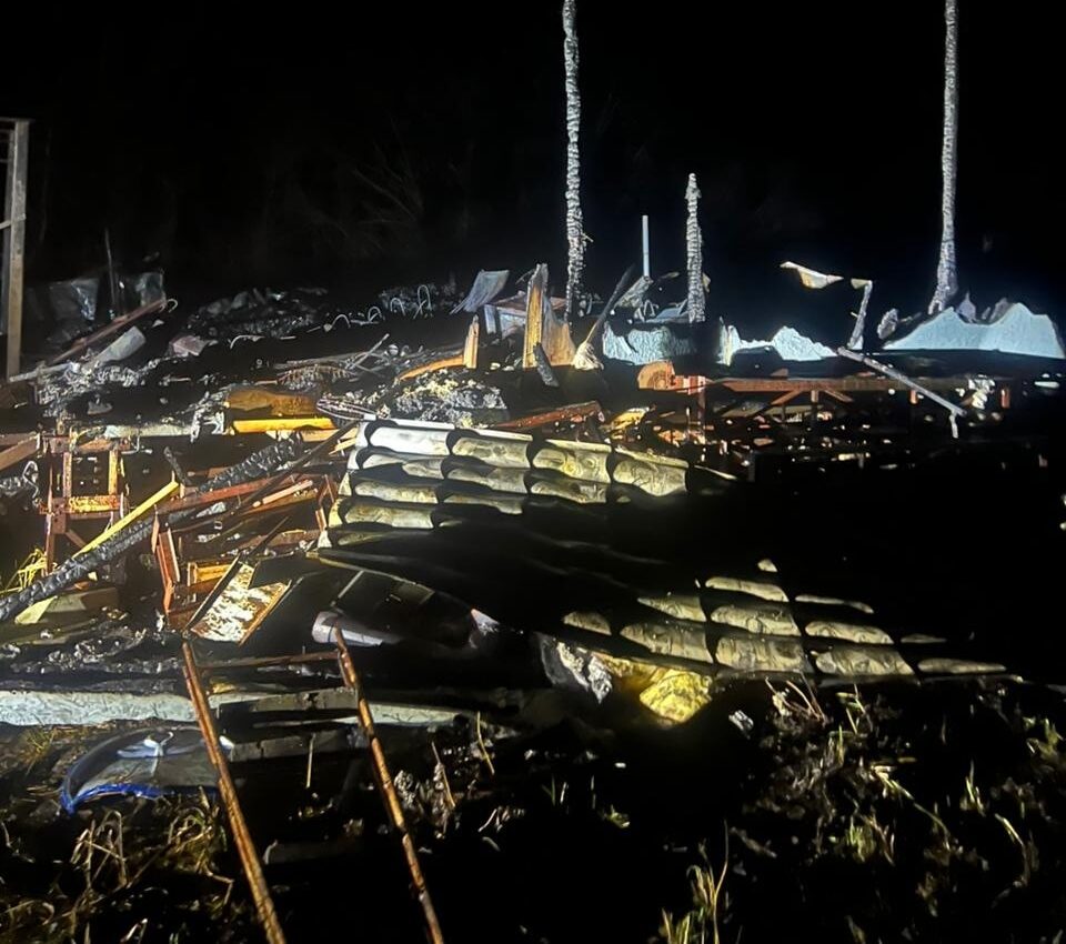 «Обречены умирать»: в Карелии дом сгорел дотла из-за перекопанной дороги