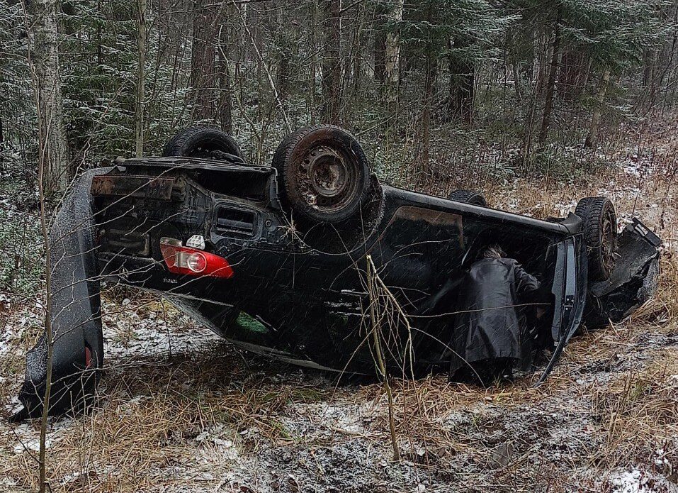 Автомобиль вылетел в кювет и лег на крышу в Прионежском районе