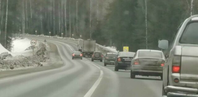 Скрытый патруль поймал пятерых водителей за опасными маневрами на трассе в Карелии