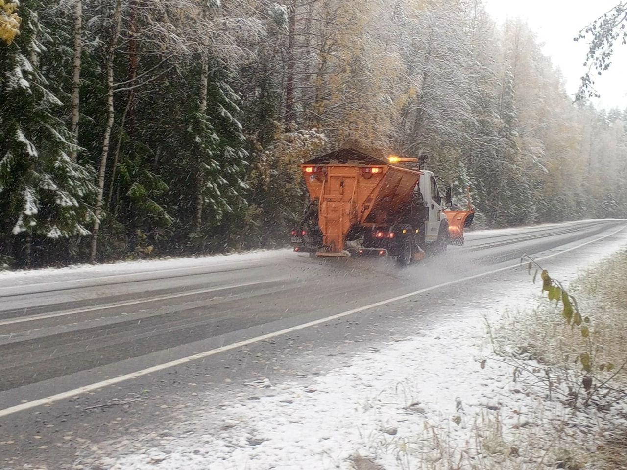 Более 230 единиц техники вышли на уборку снега в Карелии