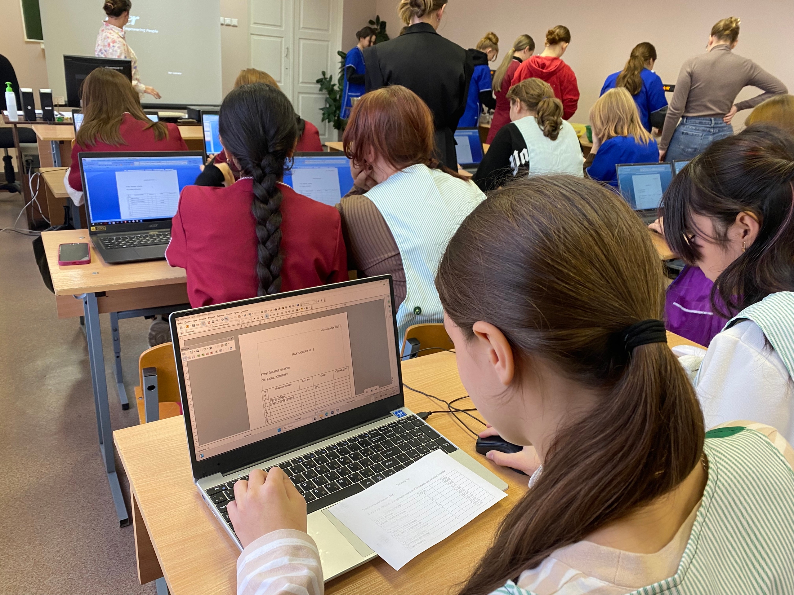 Школьники из поселка Куркиёки попробовали себя в роли продавцов и логистов